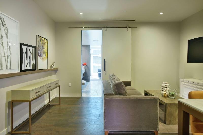 جناح, The Statler Dallas, Curio Collection By Hilton