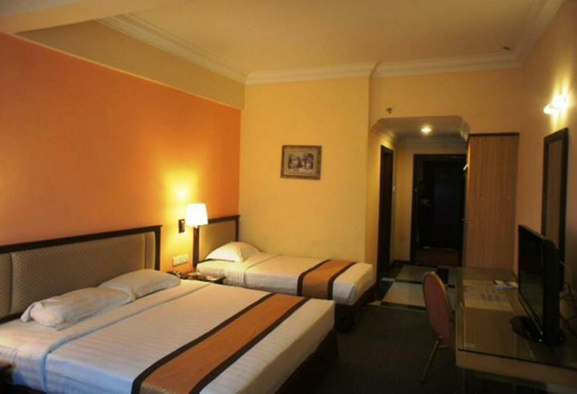 חדר משפחתי דלוקס, Tyng Garden