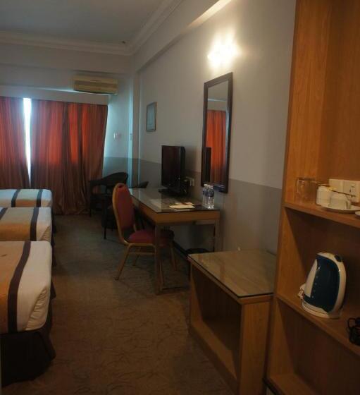 חדר דלוקס לשלושה, Tyng Garden