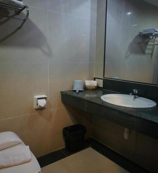 חדר דלוקס לשלושה, Tyng Garden