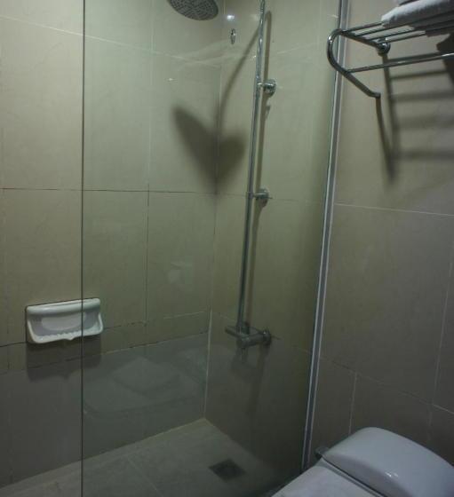 חדר דלוקס לשלושה, Tyng Garden