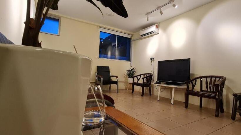 חדר דלוקס, Misto