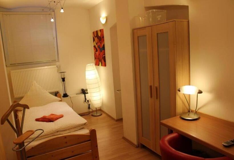 Quarto Estandar Individual Banheiro Compartilhado, Budgetrooms   Souterrain Private Rooms & Kitchen