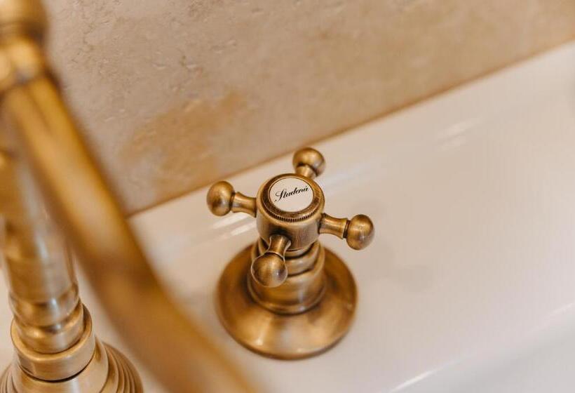 اتاق لوکس, Ráj Na Zemi Venkovský Hotel A Kavárna