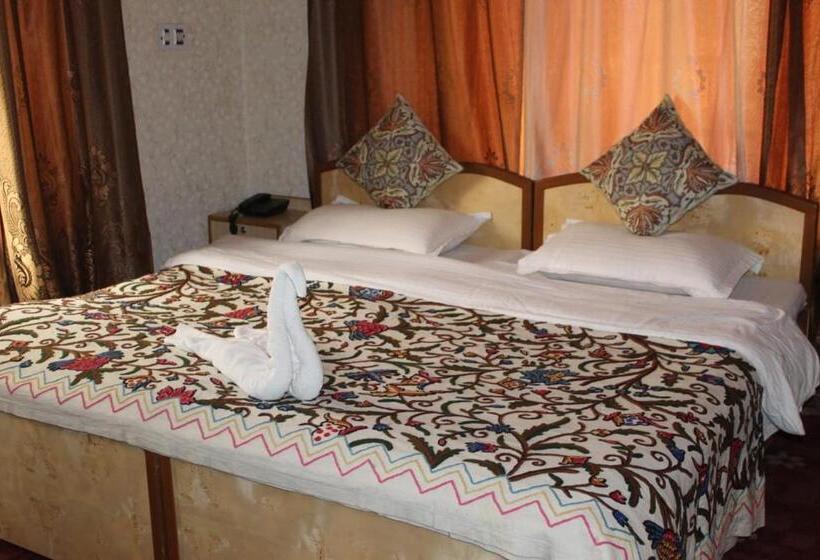 Quarto Deluxe, Bakhtawar