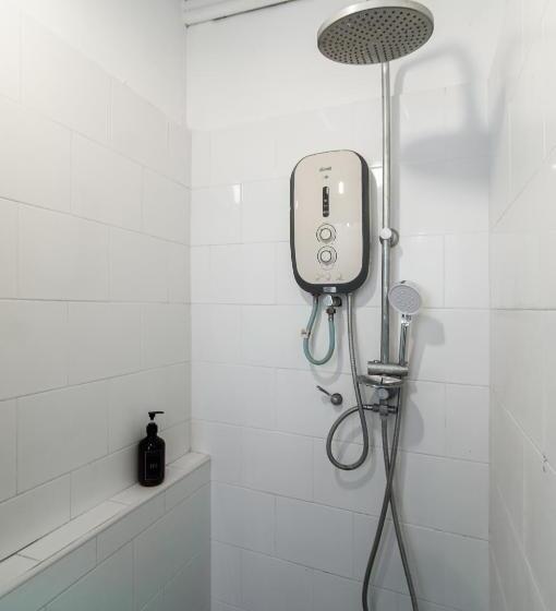 חדר משפחתי חדר אמבטיה משותף, Aayu Melayu