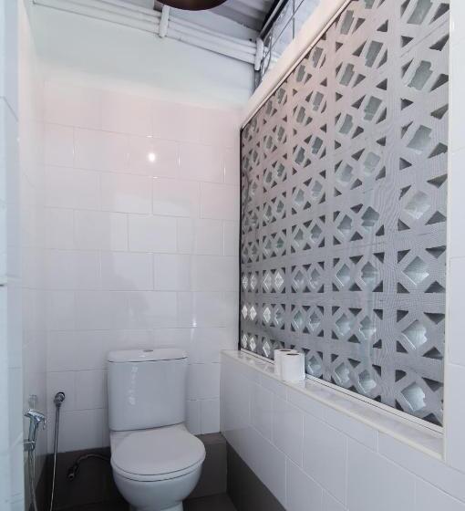 חדר אקונומי, Aayu Melayu