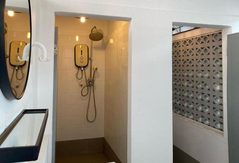 חדר אקונומי, Aayu Melayu