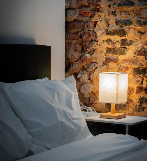 חדר אקונומי, Aayu Melayu