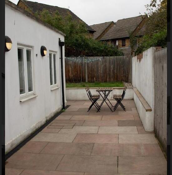 标准三人间, Brentford Guest Rooms