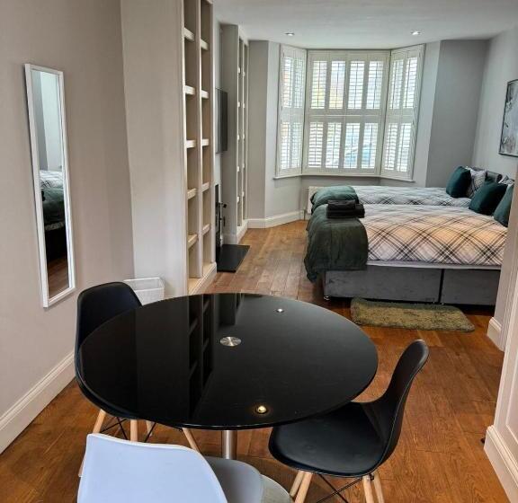 标准三人间, Brentford Guest Rooms