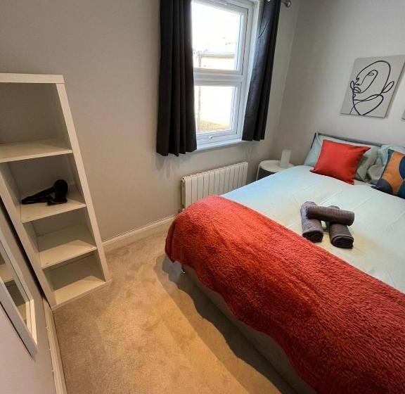 经济房, Brentford Guest Rooms