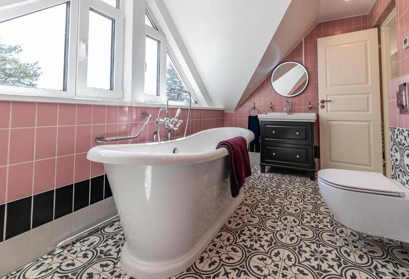 اتاق لوکس با بالکن, Tiismani Villa