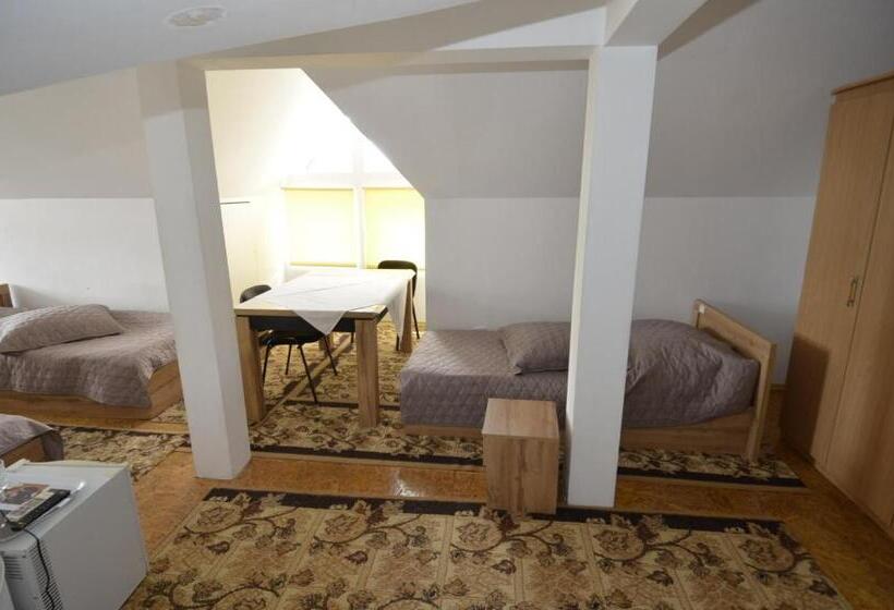 غرفة عائلية, Pensiunea Adriana