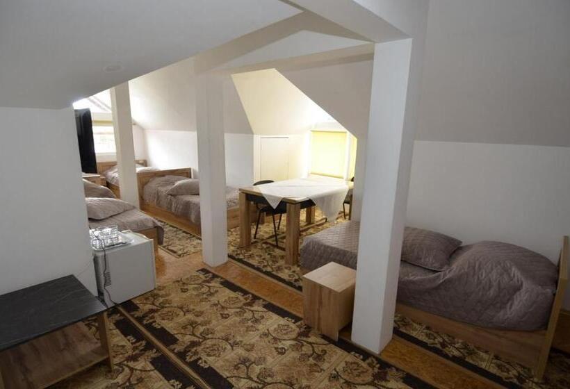 غرفة عائلية, Pensiunea Adriana