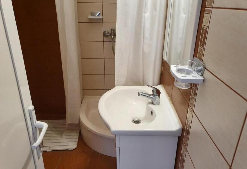 غرفة إقتصادية, Pensiunea Adriana