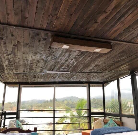 חדר משפחתי, Balcones Del Lago