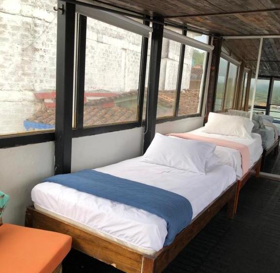 חדר משפחתי, Balcones Del Lago