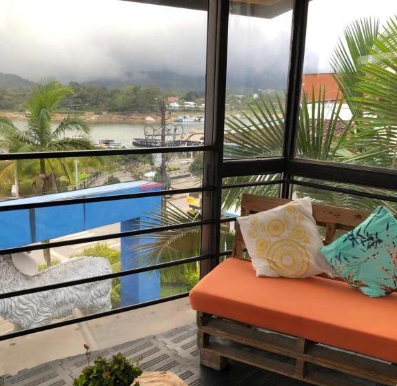 חדר משפחתי, Balcones Del Lago