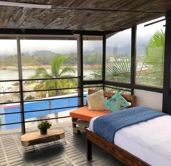 חדר משפחתי, Balcones Del Lago