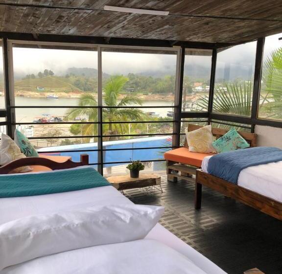 חדר משפחתי, Balcones Del Lago