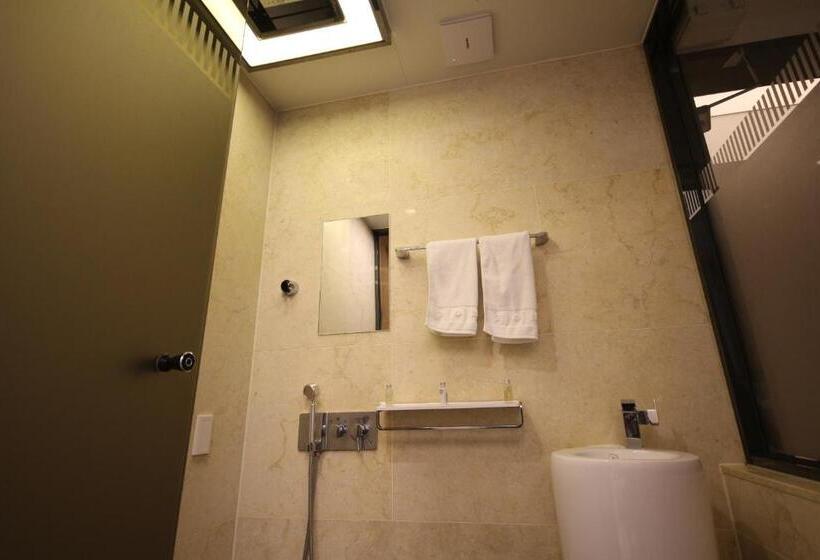 חדר בסיסי, Jb Tourist