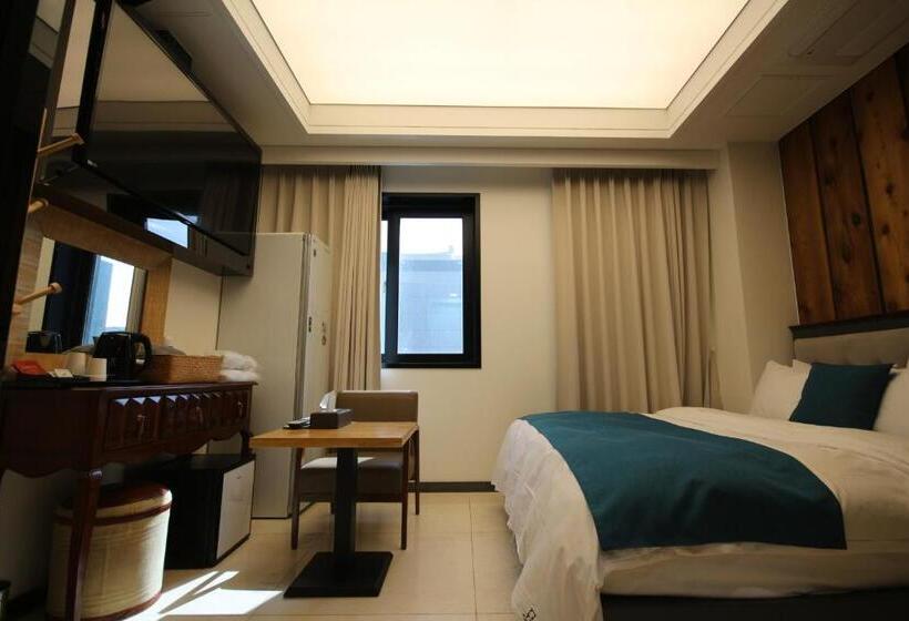 חדר בסיסי, Jb Tourist