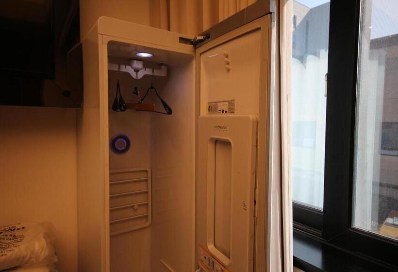 חדר בסיסי, Jb Tourist