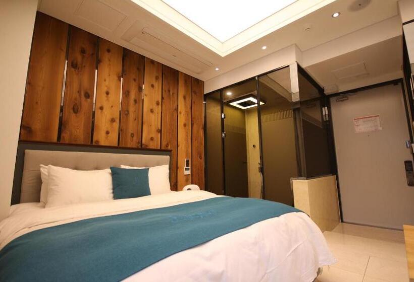 חדר בסיסי, Jb Tourist