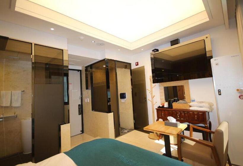 חדר בסיסי, Jb Tourist