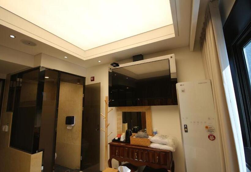 חדר בסיסי, Jb Tourist