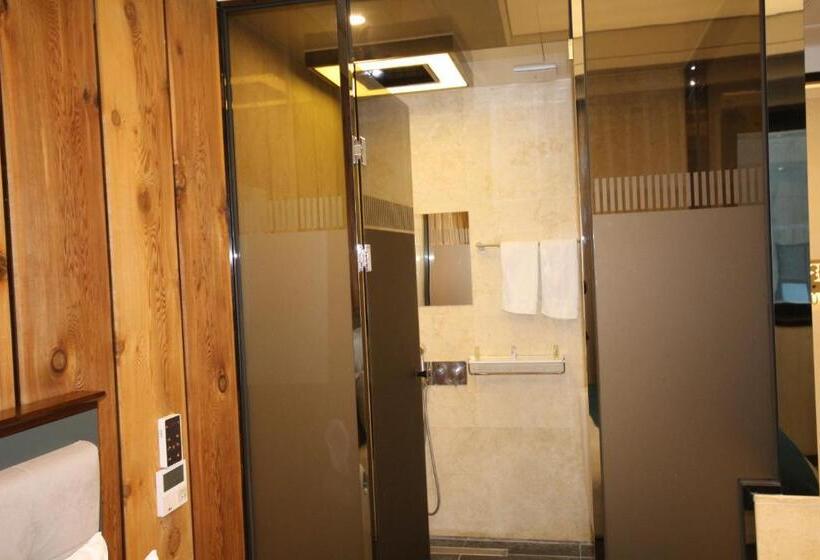 חדר בסיסי, Jb Tourist