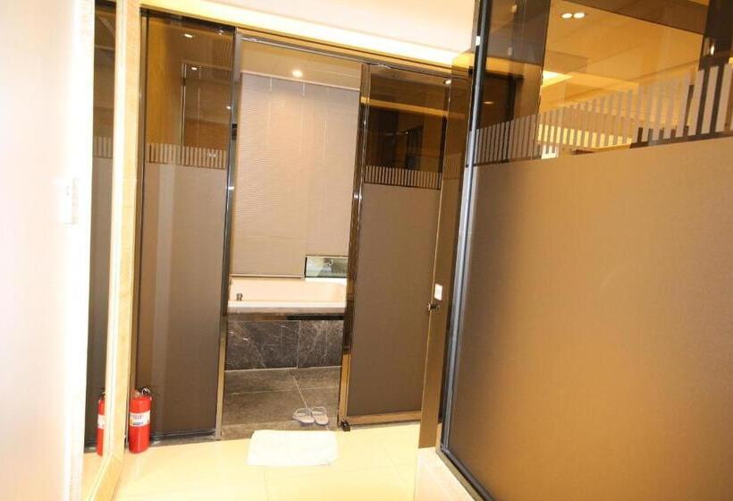 חדר דלוקס, Jb Tourist