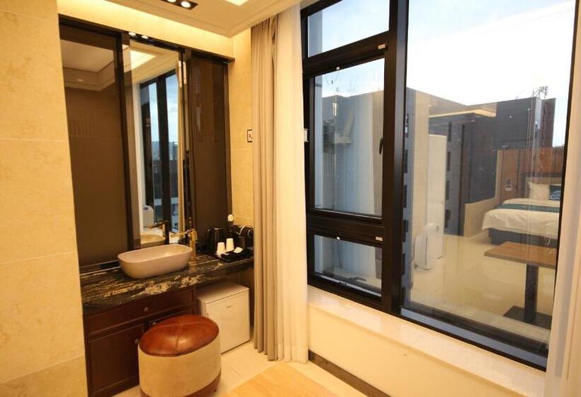 חדר דלוקס, Jb Tourist