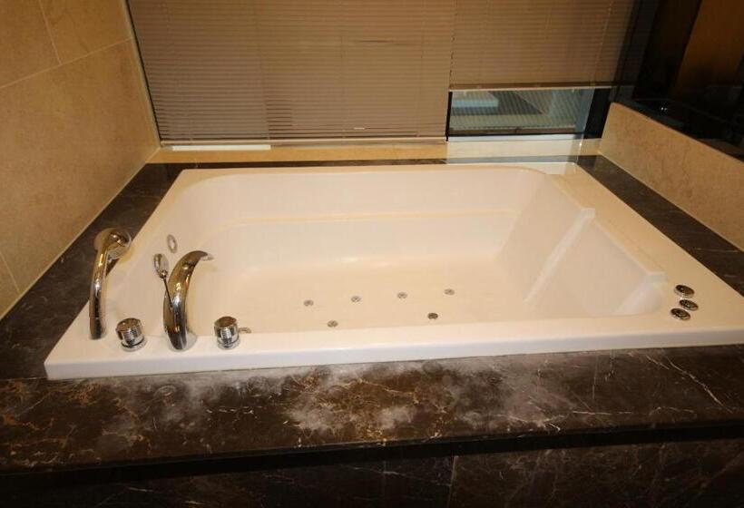 חדר דלוקס, Jb Tourist