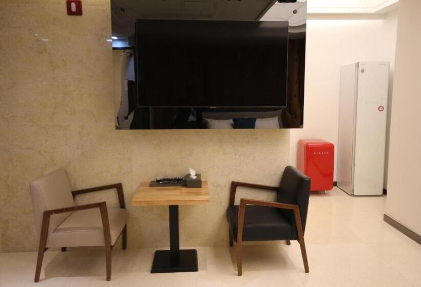 חדר דלוקס, Jb Tourist