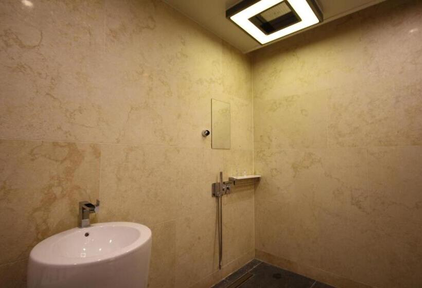 חדר דלוקס, Jb Tourist