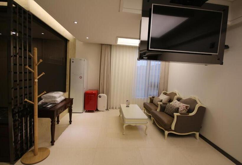 חדר פרמיום, Jb Tourist