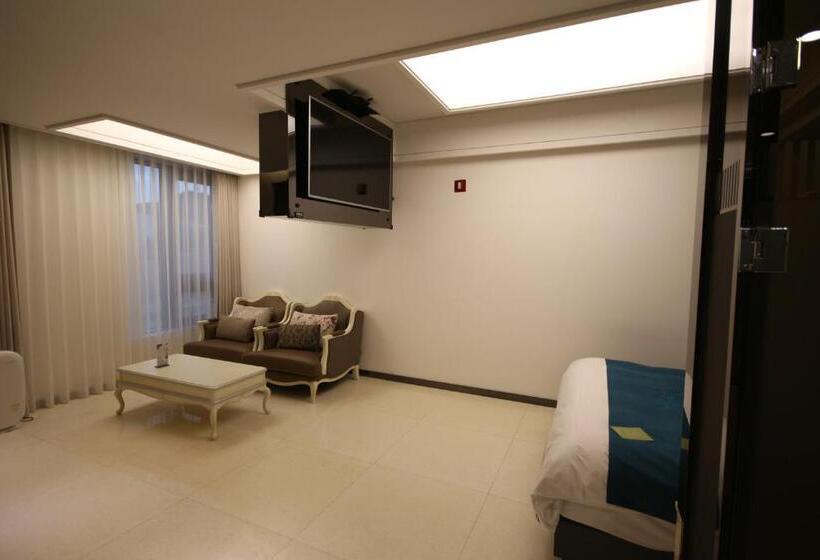 חדר פרמיום, Jb Tourist