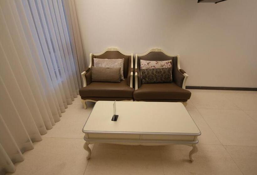 חדר פרמיום, Jb Tourist