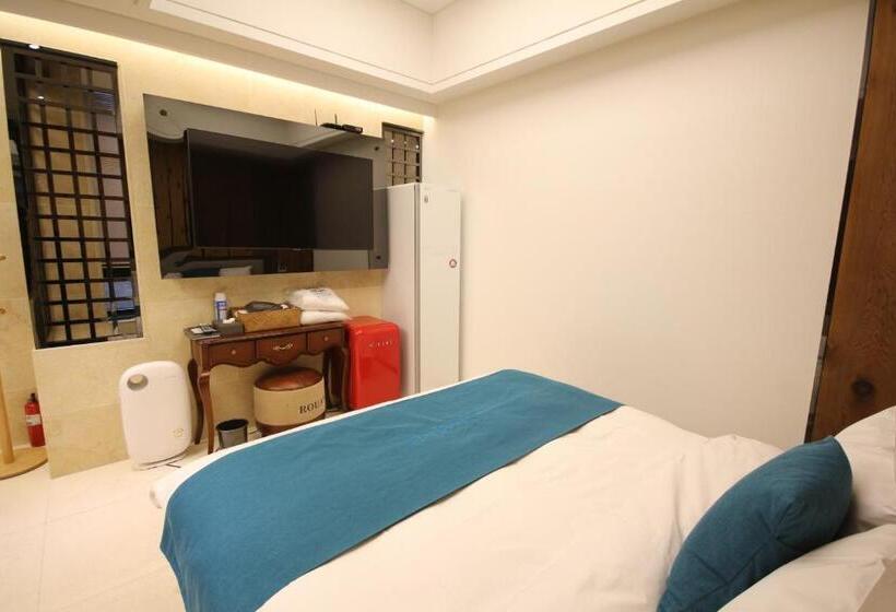 חדר פרמיום, Jb Tourist