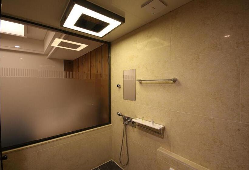 חדר פרמיום, Jb Tourist