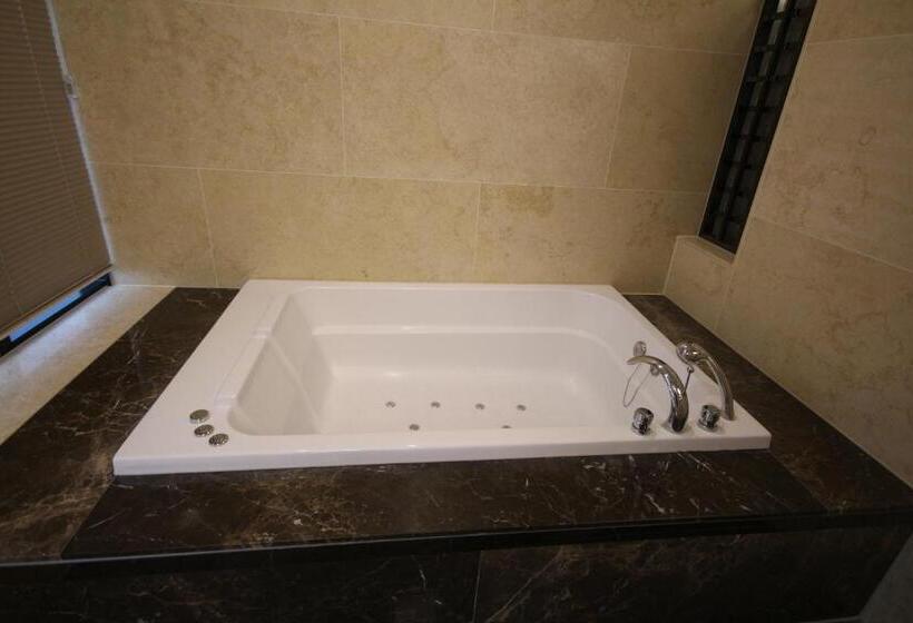 חדר פרמיום, Jb Tourist