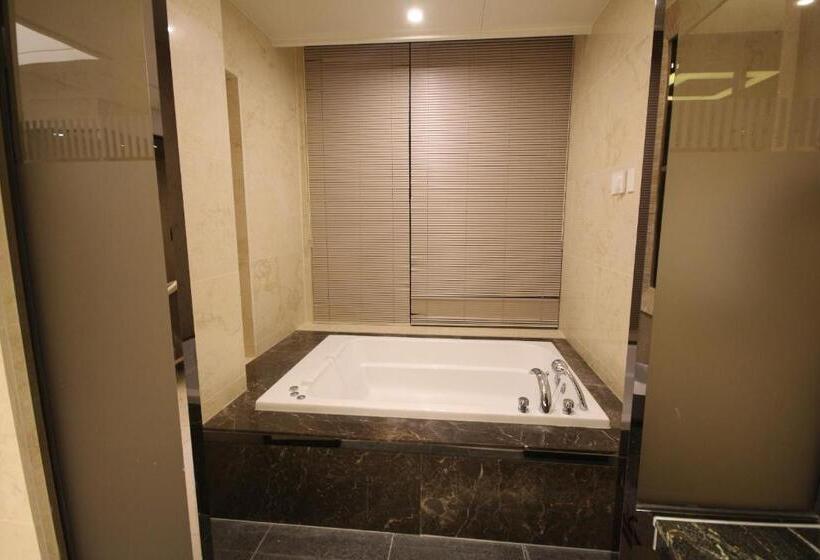 סוויטה, Jb Tourist