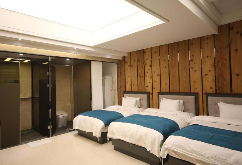 סוויטה, Jb Tourist