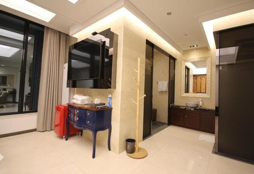 סוויטה, Jb Tourist