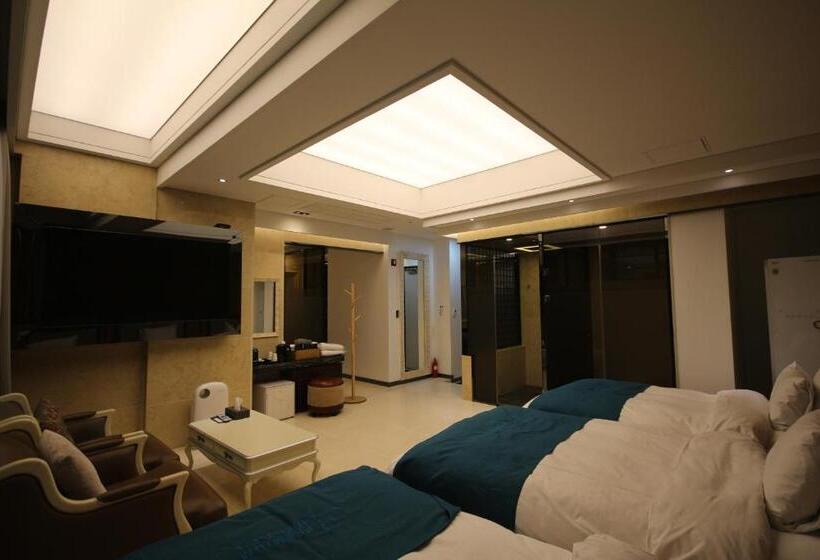 סוויטה, Jb Tourist