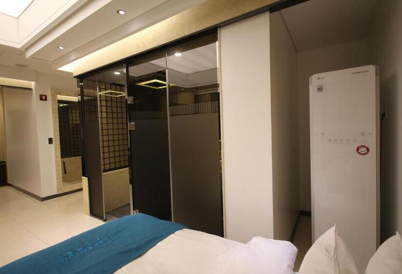 סוויטה, Jb Tourist