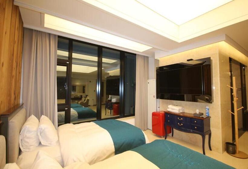 סוויטה, Jb Tourist