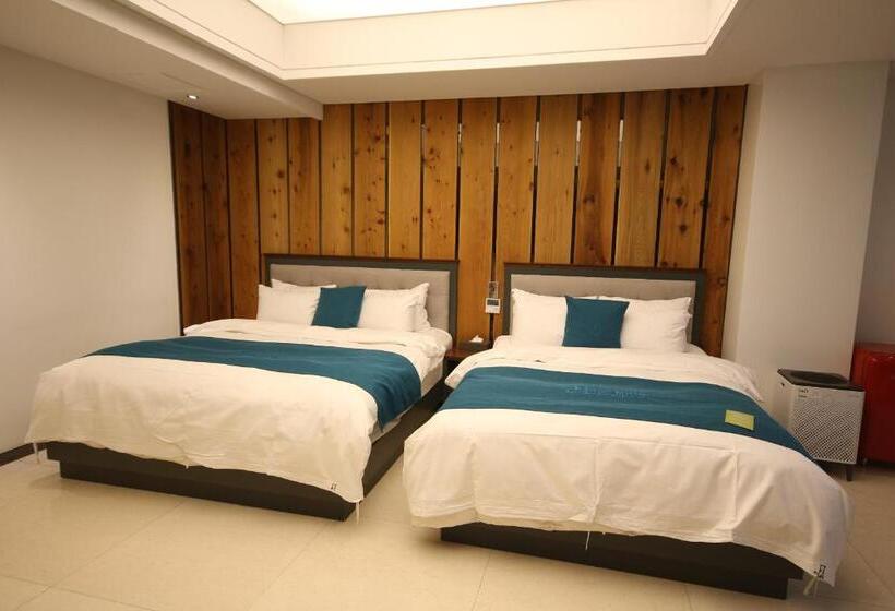 חדר משפחתי, Jb Tourist